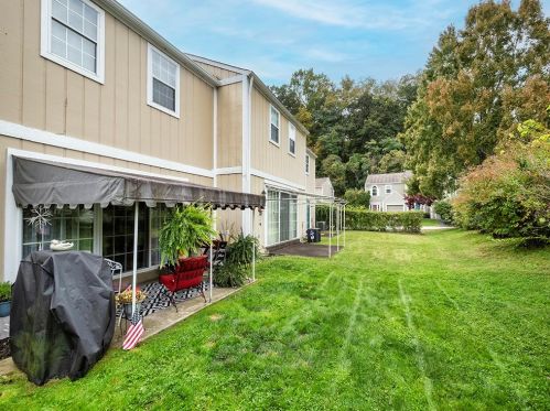 305 Canterbury Ct, Oakmont PA  15139-1177 exterior