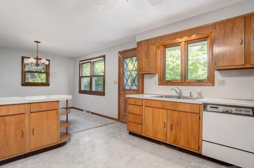 27 Welch Rd, North Haven CT  06473-2844 exterior