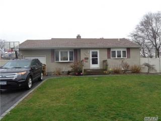 1043 Thompson Dr, Bayshore, NY 11706-6206