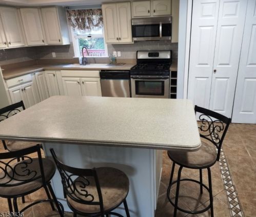 65 Jefferson Dr, Piscataway NJ  08854-5052 exterior