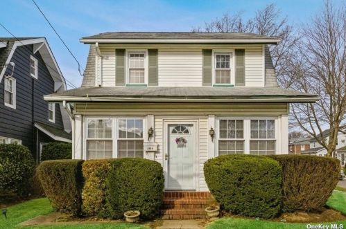 101 Crocus Ave, Floral Park, NY 11001-2637
