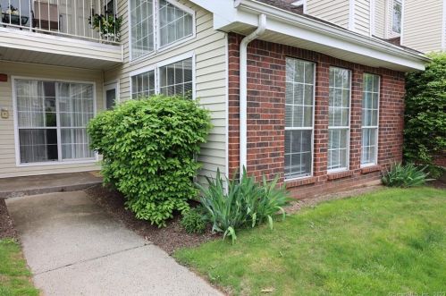 266 Carriage Crossing Ln, Middletown, CT 06457-5865