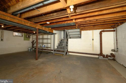 16 Gloucester Ln, Trenton NJ  08618-1006 exterior