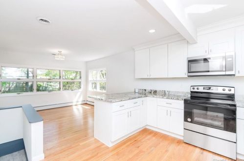 11 Bristol Rd, Windsor Locks CT  06096-2009 exterior