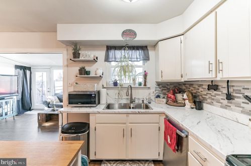 527 Spring Hill Dr, Harleysville PA  19438-2242 exterior