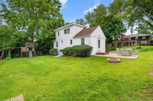 106 Oak Cir, Mahopac NY  10541-4146 exterior