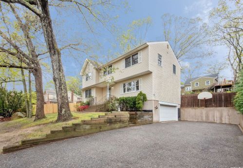 25 Richmond Hill Rd, Scotts Beach, NY 11789-3044