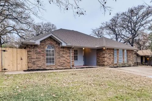 725 Timberoaks Dr, Azle, TX 76020-4832