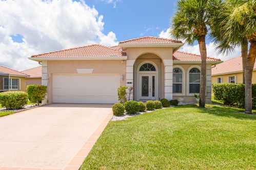 585 Lambrusco Dr, Fort Pierce, FL 34986-1702