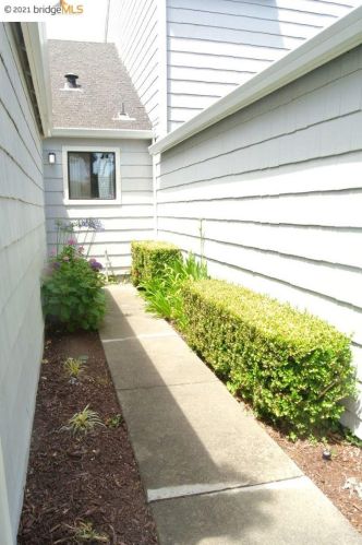 418 Blackberry Ln, Pinole, CA 94564-2363