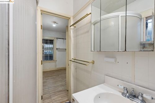 9825 E St, Oakland CA  94603-2339 exterior