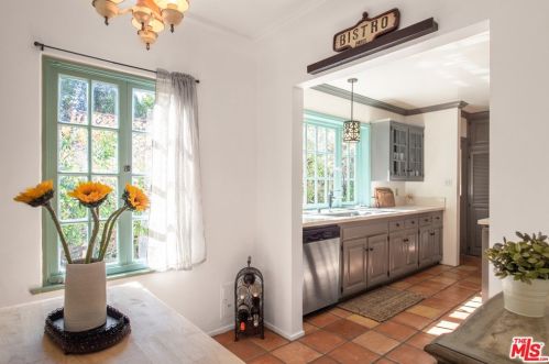 2621 Glenoaks Blvd, Glendale CA  91206-3108 exterior