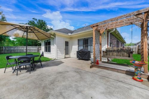 1858 Redwood Ln, Mont Belvieu, TX 77535
