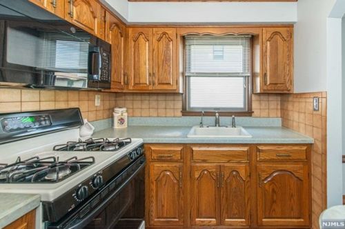 43 Elmhurst St, Elmwood Park NJ  07407-1320 exterior