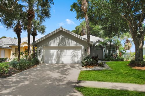 975 Bear Island Cir, West Palm Beach FL  33409-2062 exterior