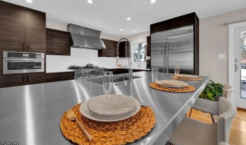 23 Bromleigh Way, Greystone Park NJ  07950-1624 exterior