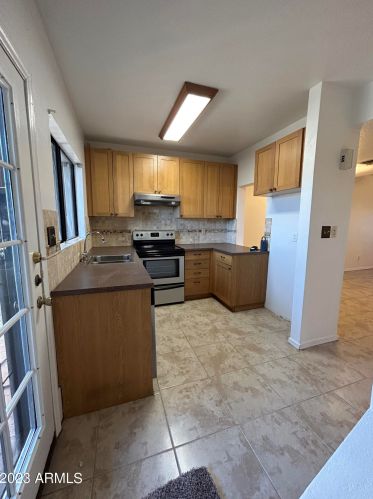 7801 44th Dr, Glendale, AZ 85301-8102