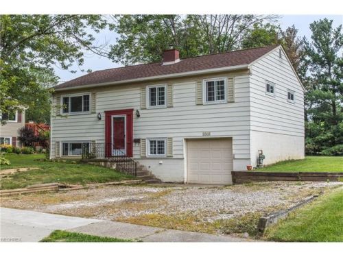 2215 Norman Dr, Cuyahoga Falls, OH 44224-2768