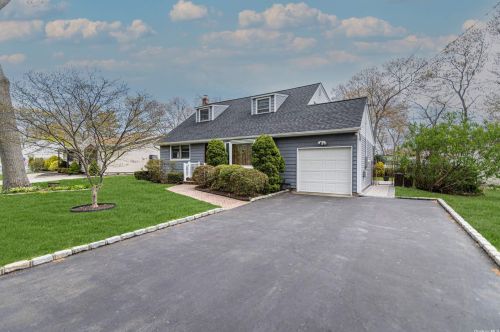 75 Avenue A, Holbrook, NY 11741-1431