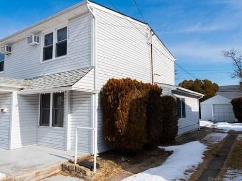 872 Grand Blvd, Westbury, NY 11590-6125