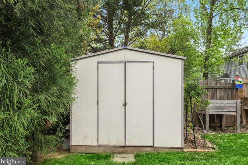 1426 Cellar Crk Way, Herndon VA  20170-2805 exterior