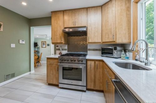 25 Cardinal Ct, West Nyack NY  10994-1031 exterior