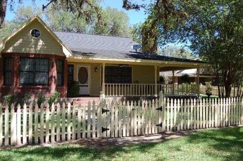 1592 Live Oak Dr, Inez, TX 77968-3648