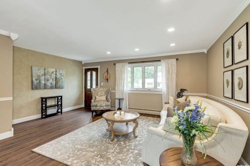 4 Magenta Ln, Elwood, NY 11731-5116