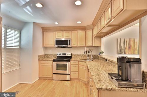 6033 Forrest Hollow Ln, Springfield, VA 22152-1431