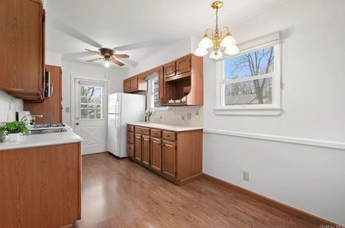 2810 Hedge St, Yorktown Hgts NY  10598-3039 exterior