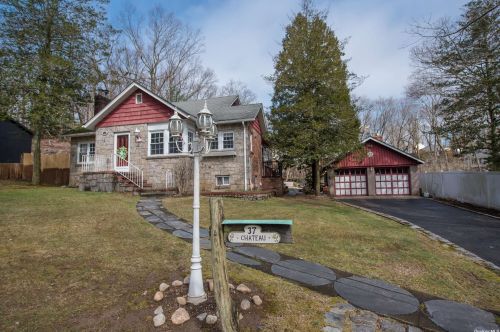 37 Chateau Dr, Huntington Station, NY 11747-4133