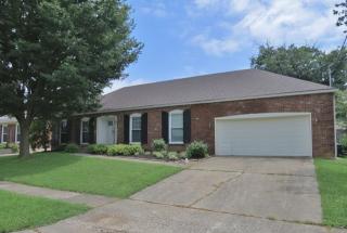 4020 Landside Dr, Louisville, KY 40220-3079