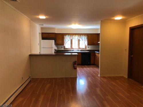 14 Whitewood Dr, Greystone Park, NJ 07950-3322
