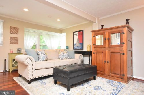 1630 Poplar Grove Dr, Herndon VA  20194-1738 exterior