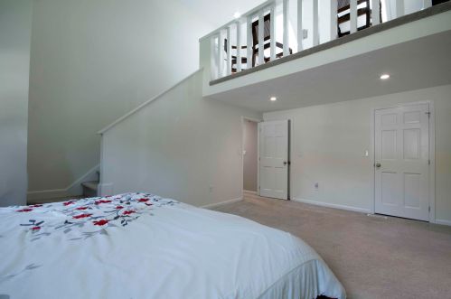 8 Cathedral Cir, Nashua NH 03063-2716 exterior