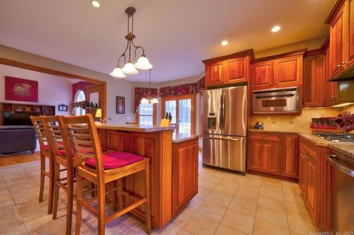 216 Watch Hill Rd, Kensington CT  06037-3657 exterior