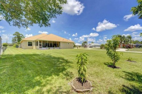 160 Saratoga Ave, Fort Pierce FL  34953-5974 exterior