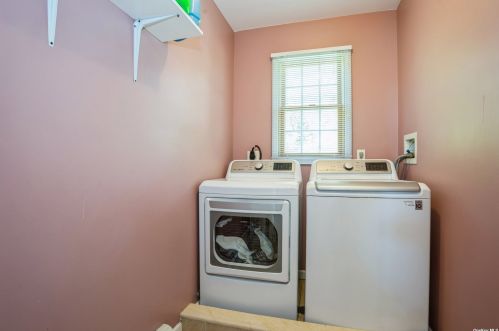 147 Washington Ave, Holtsville NY  11742-1051 exterior