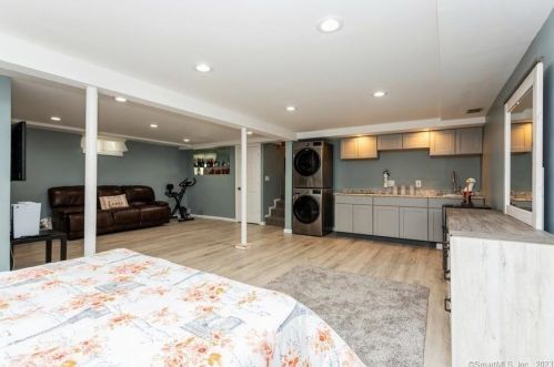 5 Pamela Dr, Wallingford CT  exterior