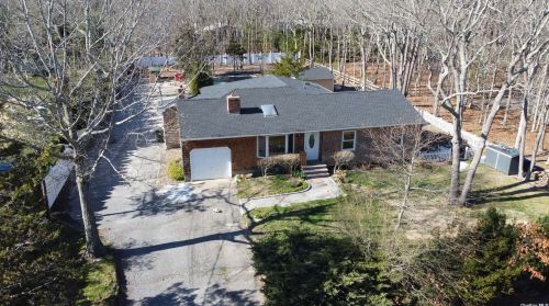 4 Wild Cherry Ln, East Quogue, NY 11942-4622