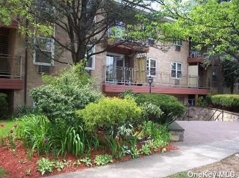 157 Hempstead Ave, Lynbrook, NY 11563-1634