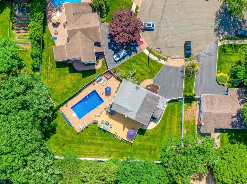 63 Hollings Dr, Deer Park, NY 11729-1924