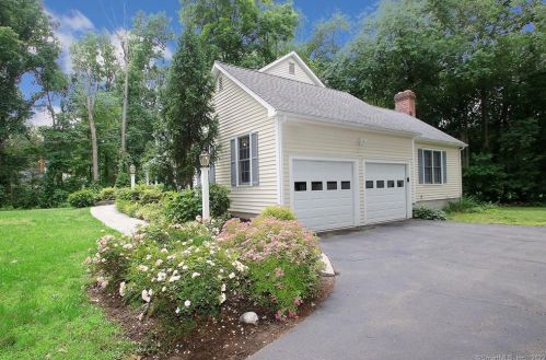 369 Nichols Ave, Huntington, CT 06484-5703