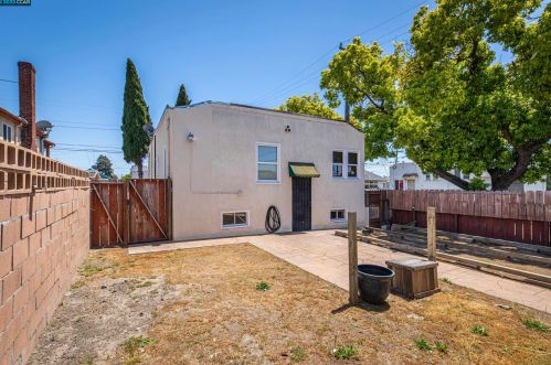 1301 60 Ave, Oakland CA 94621-3912 exterior