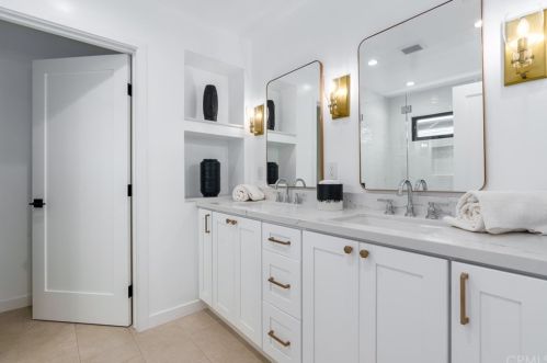 1712 Tradewinds Ln, Newport Beach CA  92660-4312 exterior