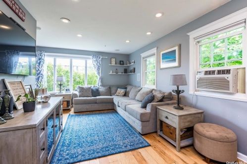 755 Hancock Pl, North Lindenhurst NY  11757-6904 exterior