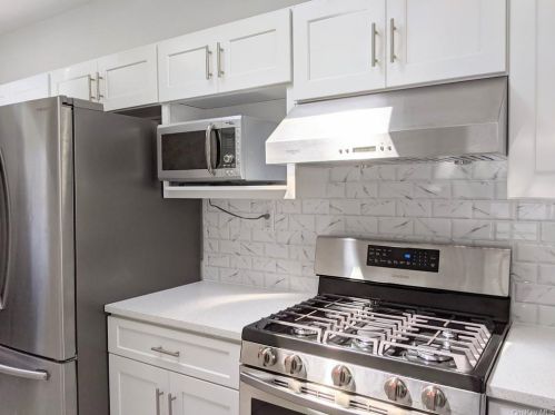 14 2nd Ave, Crotonville, NY 10562-2842