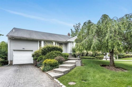5 Saratoga Dr, Muttontown, NY 11753-1429