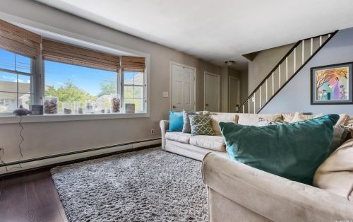 22 Leeds Ln, Babylon, NY 11703-2915