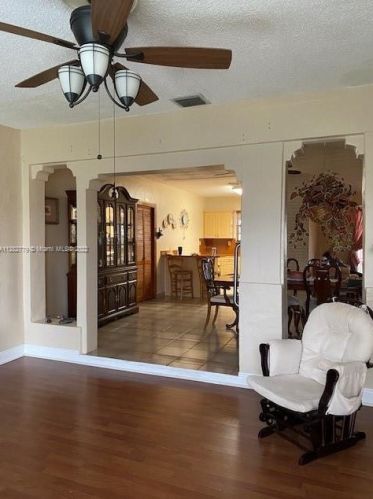 874 70th Pl, Hialeah FL  33014-5220 exterior